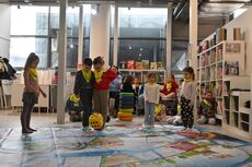 dzieci stojące w bibliogtece, zainteresowane tematyką zajęć