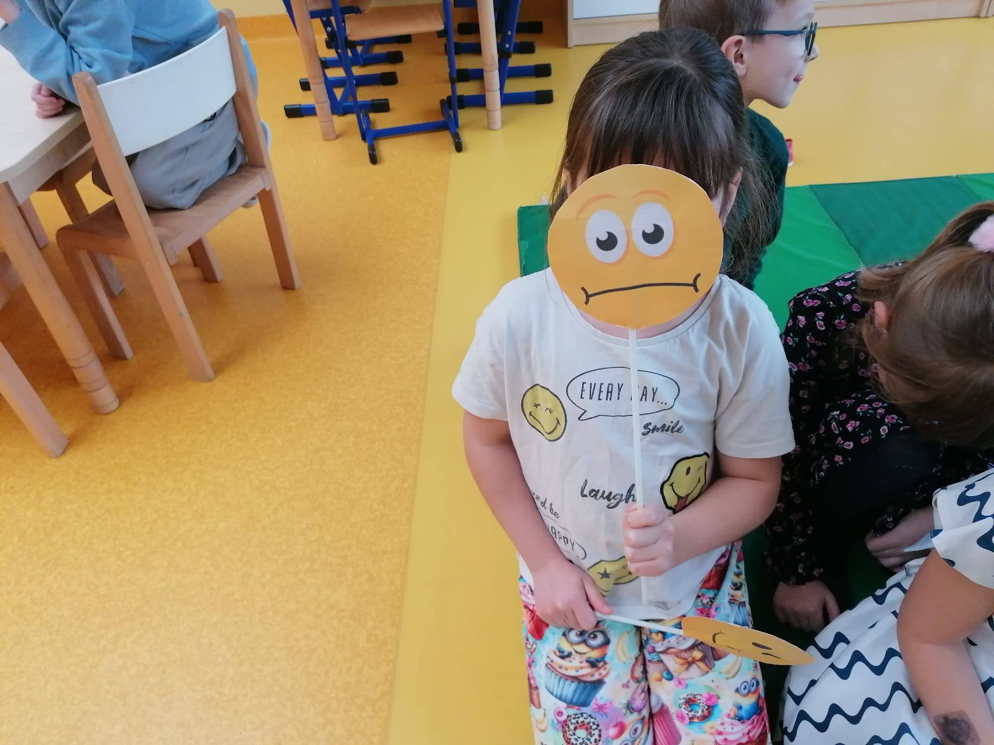 Dziecko z grupy Kropelki zasłonięte minką