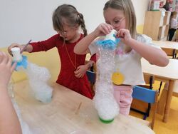 Kropelki robiące eksperymenty z pianą