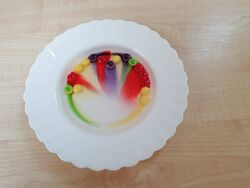 Rozpuszczające się cukierki na talerzu