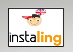Na grafice znajduje się logo programu InstaLing. Przedstawia ono stylizowaną postać chłopca w czerwonej czapce, z elementem flagi Wielkiej Brytanii nad głową, co nawiązuje do nauki języka angielskiego. Poniżej widoczny jest napis „instaling” w nowoczesnej czcionce — część „insta” w kolorze czarnym, a „ling” w pomarańczowym