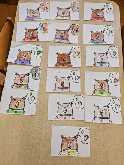 postaci misia narysowane przez dzieci na kartkach papieru