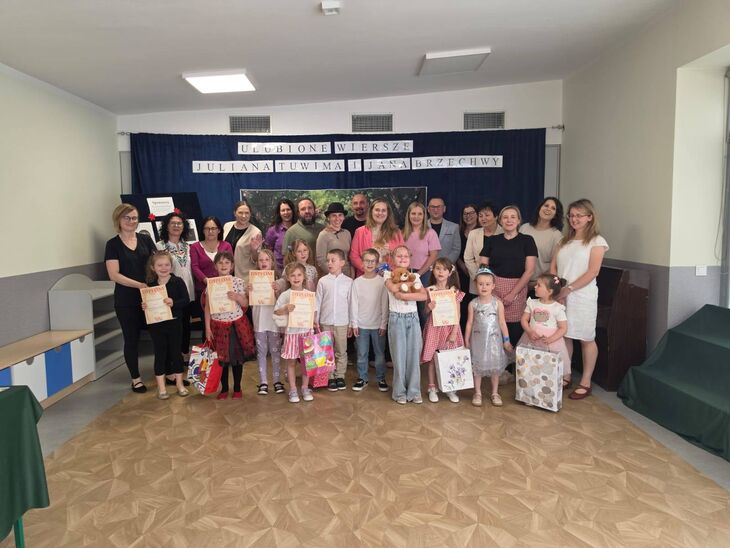 Zdjęcie grupowe uczestników konkursu recytatorskiego