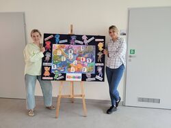 Pani Dagmara i Pani Asia przy mapie wysp Czuciaków