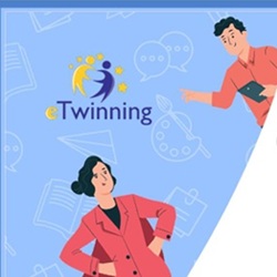Na ilustracji widoczna jest grafika promująca program eTwinning. W centralnej części znajduje się logo programu – dwie stylizowane postacie w kolorach żółtym i fioletowym, otoczone gwiazdkami, oraz napis „eTwinning”.  Tło utrzymane jest w jasnoniebieskiej kolorystyce i zawiera delikatne, edukacyjne motywy, takie jak otwarte książki, paleta malarska czy symbole komunikacji. Po lewej stronie znajduje się postać kobiety ubranej w różową marynarkę, która patrzy w górę. Po prawej stronie widoczny jest mężczyzna w koralowej koszuli, trzymający tablet i wskazujący ręką w kierunku logo eTwinning.