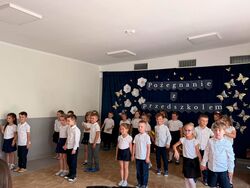 Iskierki podczas występu z okazji zakończenia przedszkola