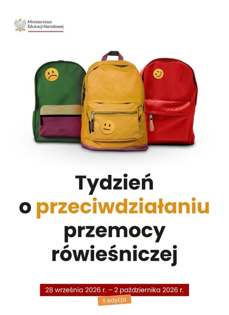 Na zdjęciu znajduje się plakat promujący „Tydzień o przeciwdziałaniu przemocy rówieśniczej”.  W górnej części widoczne jest logo Ministerstwa Edukacji Narodowej. Centralnym elementem grafiki są trzy plecaki: zielony, żółty i czerwony. Na każdym znajduje się emotikon przedstawiający inny nastrój – smutek, neutralne emocje i uśmiech. Pod plecakami dużym napisem umieszczono hasło: „Tydzień o przeciwdziałaniu przemocy rówieśniczej”.