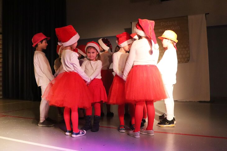 tańczące dzieci podczas mikołajkowego występu