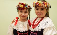 Dzwie dziewczynki w strojach regionalnych