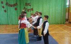 dzieci tańczą w strojach regionalnych