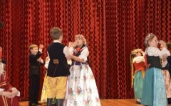 dzieci tańczą w strojach regionalnych