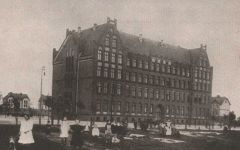 Zdjęcie czarno-białe budynku szkoły podstawowej