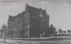 Zdjęcie czarno-białe budynku szkoły podstawowej