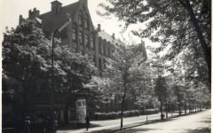 Zdjęcie czarno-białe budynku szkoły podstawowej