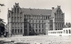 Zdjęcie czarno-białe budynku szkoły podstawowej