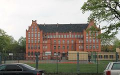 budynek SP 18 od strony boiska