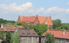 Zabudowa dzielnicy, w tle budynek szkoły podstawowej nr 18