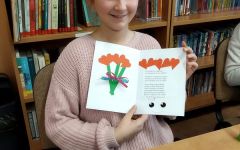 dziewczynka pozuje z listem do dziadków