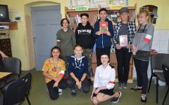 Grupa uczniów w strojach postaci literackich